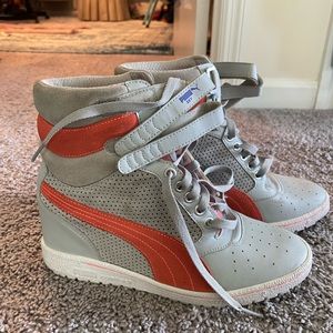 Gray and peach wedge pumas